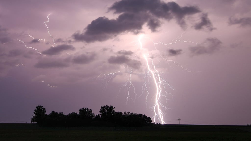 Sachsen-Anhalt: Das Wetter im Juni bleibt warm und ungemütlich. Es drohen Gewitter.