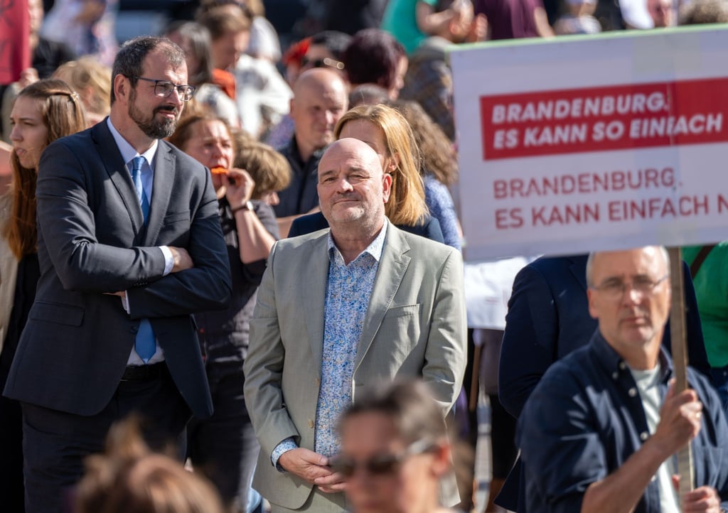 Brandenburgs Bildungsminister Steffen Freiberg (SPD) muss mit wachsendem Protest wegen Kürzungen umgehen. (Archivbild)