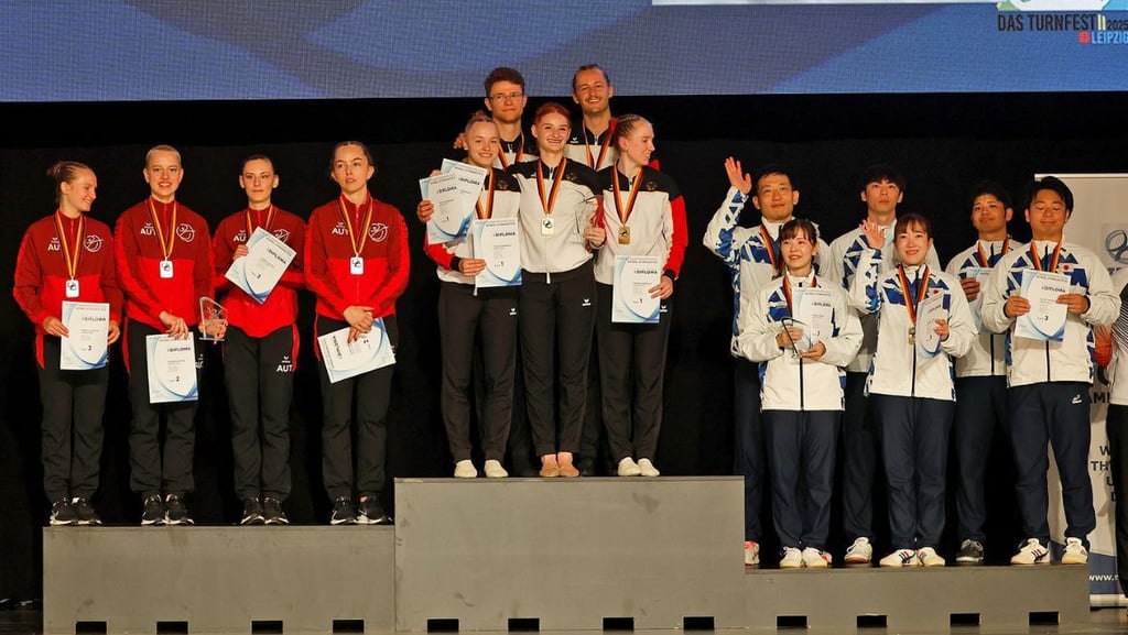 Malte Schröder (h. l.) gewann mit dem deutschen Team vor Österreich und Japan den WM-Titel.