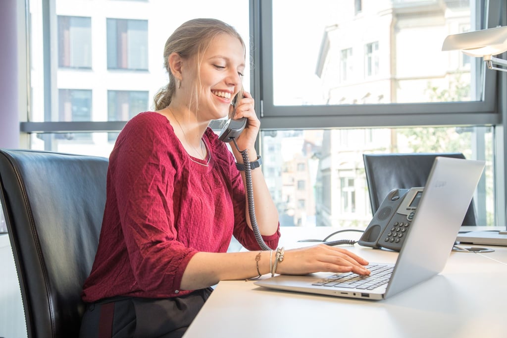 Bei der Arbeit die eigenen Stärken und Talente einsetzen können: Selbstwirksamkeit beeinflusst auch die Motivation im Job.