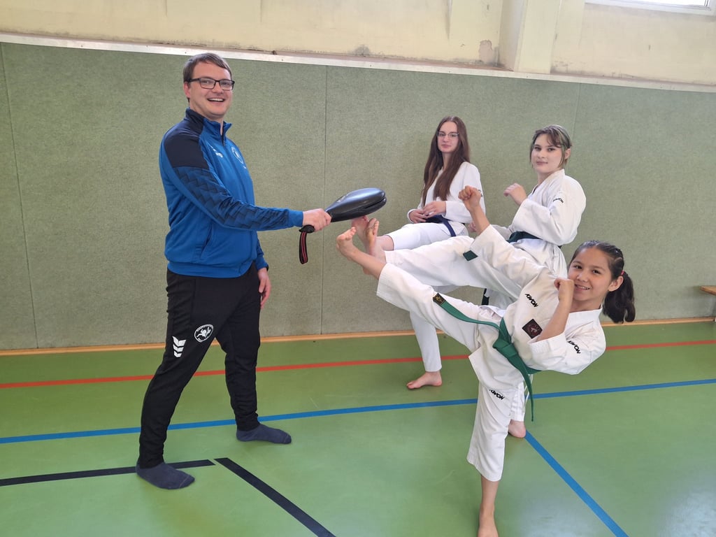 Mathias Nary mit seinen Schützlingen Zainab Vositboeva (vorn), Iraida Yarmoliuk und Adelina Koldashi (hinten).