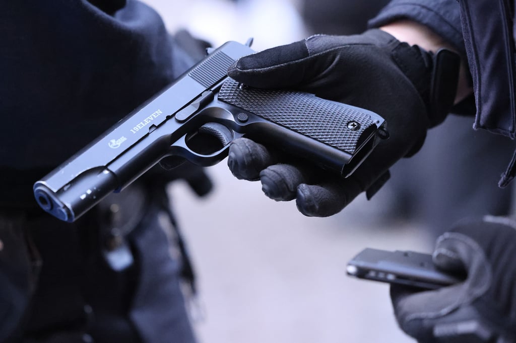 Eine lebensbedrohliche Schussverletzung in der Dr.-Kurt-Schumacher-Straße in Stendal löste im November 2024 einen Großeinsatz der Polizei aus.