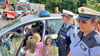 Blaulichttag in Tangerhütte: Die Regionalbereichsbeamten Kathrin Spindler (von rechts) und Rebecca Heinze lassen die Kinder mal ins Polizeiauto schauen - und die Lautsprecherfunktion austesten.