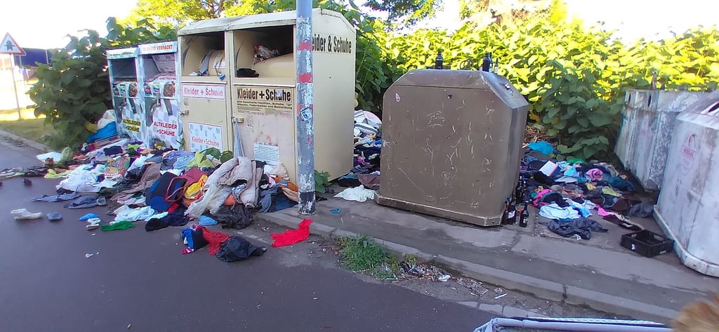 Immer mehr Altkleidercontainer in Sachsen-Anhalt sind überfüllt oder werden mit Müll belagert.