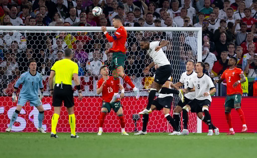 Cristiano Ronaldo (M) imponiert auch im Alter von 40 Jahren noch.