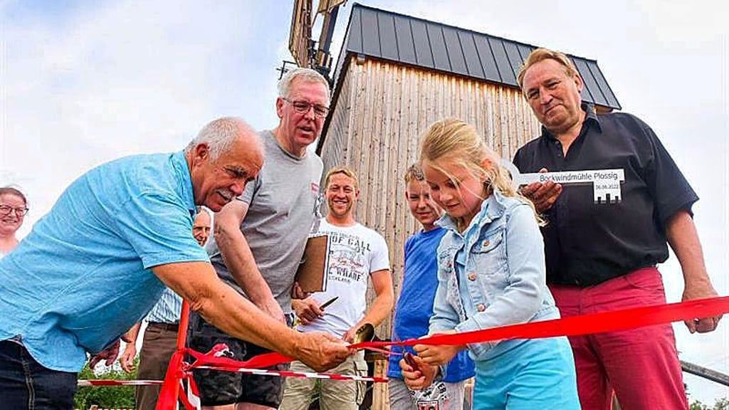 Lenja Leder hat bei der feierlichen Eröffnung der Bockwindmühle Plossig am 6. Juni 2022 das Band durchgeschnitten.