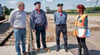 Hafenchef Peer Riebe, Schiffervereinsvorsitzer Lutz Wiesel und Museumsdirektor Dieter Herrmann (v.l.) begrüßen Juliane Lenssen vom Theaterzug. 