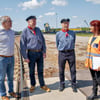 Hafenchef Peer Riebe, Schiffervereinsvorsitzer Lutz Wiesel und Museumsdirektor Dieter Herrmann (v.l.) begrüßen Juliane Lenssen vom Theaterzug. 