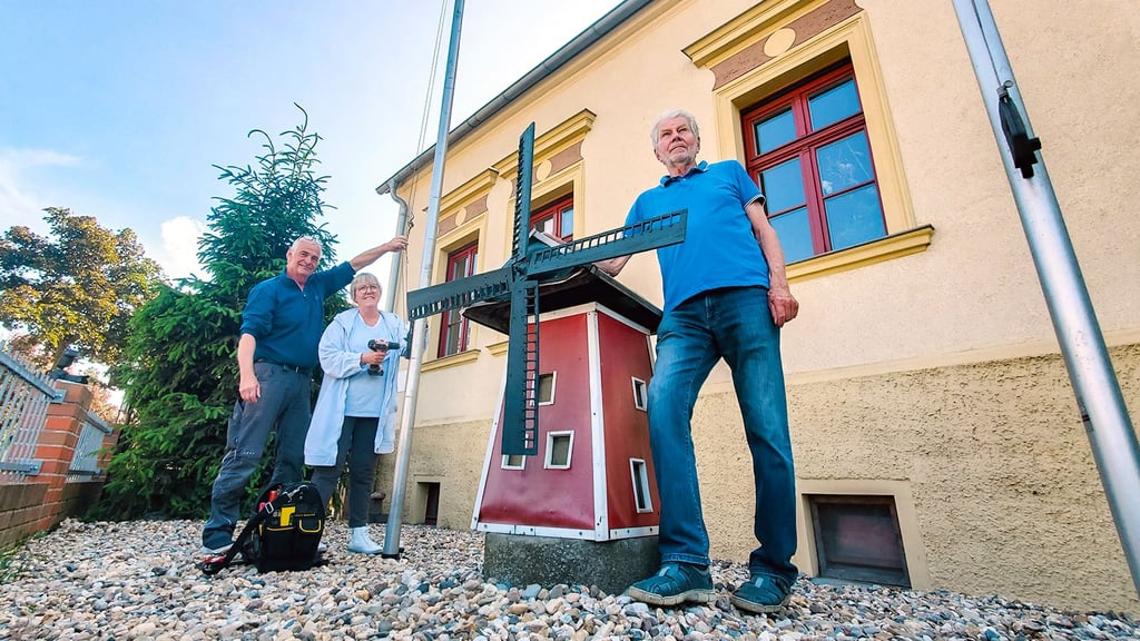 Erstmals sollen beim Besuch der österreichischen Ebendorfer zwei neue Flaggen gehisst werden. Neben Michael Oeltze (links) und Heinz Reckler hilft auch Gerlinde Oeltze mit.
