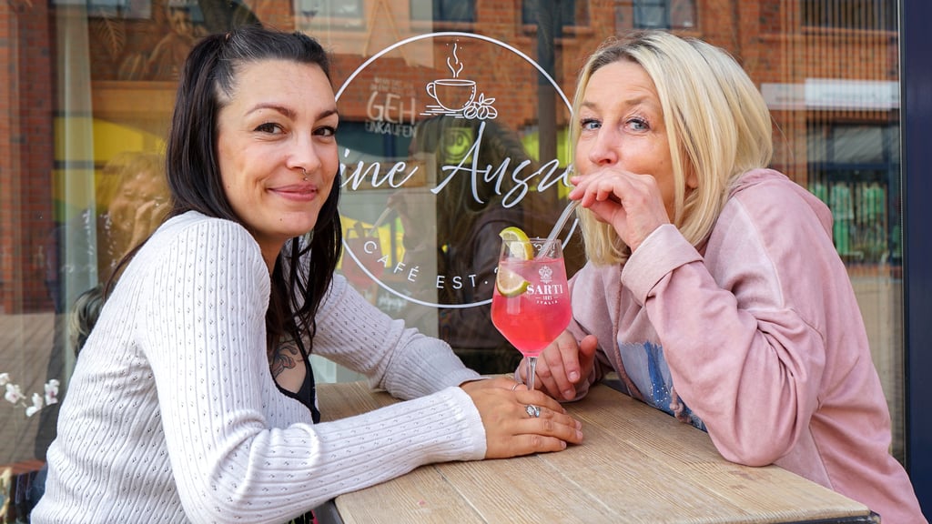 Gina Neumann (l.) und Doreen Nowakowski rocken den Betrieb im Café „Kleine Auszeit“ und wissen, welches Getränk auf Platz eins steht.