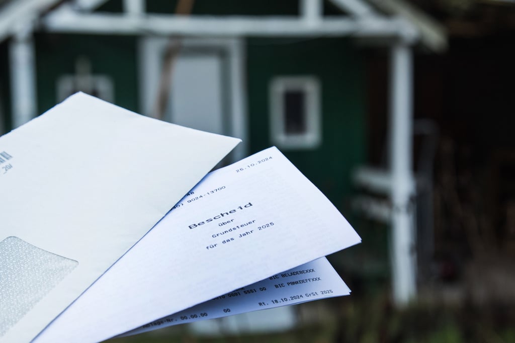 Ein Grundsteuerbescheid für 2025 in der Post.