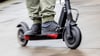 Der Fahrer des E-Scooters wurde bei dem Unfall schwer verletzt.