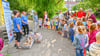 Der Förderverein hat an die Kinder der Kita „Seesterchen“ nachträgliche Kindertagsgeschenke verteilt und die Knirpse durften ein Programm genießen – weit weg vom jetzt abgesperrten beschädigten Zaun.