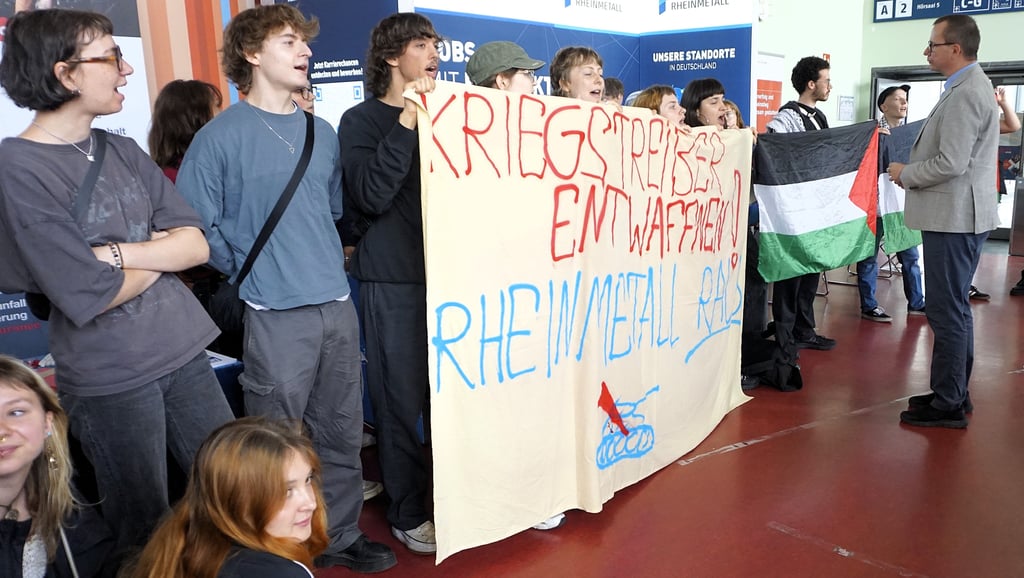 Mitglieder der Gruppe @palestinesolimerseburg blockieren den Stand von Rheinmetall auf der Karrieremesse der Hochschule Merseburg. Prorektor Heinz-Jürgen Voß unterbreitet immer wieder Gesprächsangebote..
