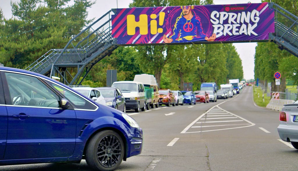 Viele Besucher standen am Mittwochvormittag stundenlang an, um zu den ersten auf dem Campingplatz zu gehören. Gegen Mittag war der Stau vorbei.