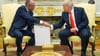 Merz übergab das Gastgeschenk im Oval Office.