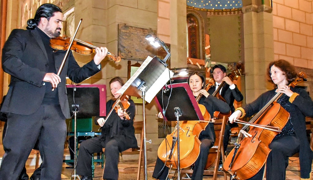 Sieben Musiker der Mitteldeutschen Kammerphilharmonie Schönebeck mit dem Konzertmeister Alejandro Carrillo spielten in der Hecklinger Kirche „Die vier Jahreszeiten" von Vivaldi und andere Werke.
