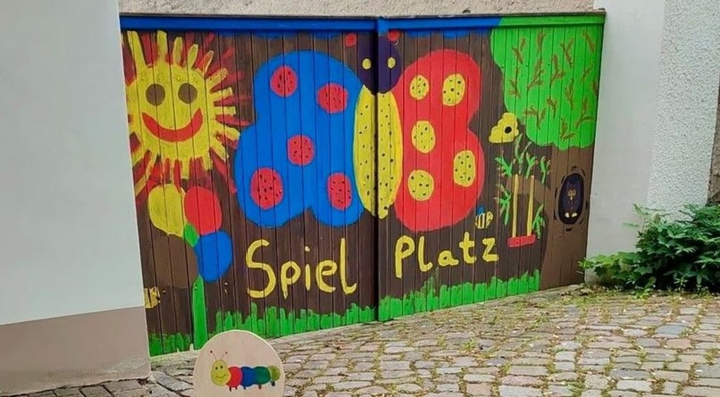 Süße Aktion zum Kindertag: In Magdeburg haben Kinder das Tor zu einem Spielplatz bemalt.