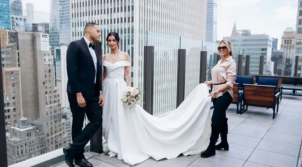 Hochzeitsplanerin Katharina Paul aus Barleben (r.) mit einem Brautpaar, für das sie die Hochzeit organisiert hat über den Dächern von New York.