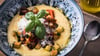 Zur herrlich cremigen Polenta mit Parmesan und Olivenöl passt Ratatouille-Gemüse.
