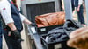 Sicherheitskontrollen dauern manchmal länger, deshalb sollte man besser zwei bis drei Stunden vor dem geplanten Abflug am Flughafen sein.