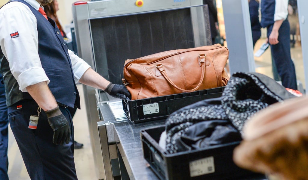 Sicherheitskontrollen dauern manchmal länger, deshalb sollte man besser zwei bis drei Stunden vor dem geplanten Abflug am Flughafen sein.