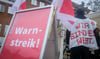 Mitarbeiter streiken vor dem Betriebshof Freiimfelder Straße.