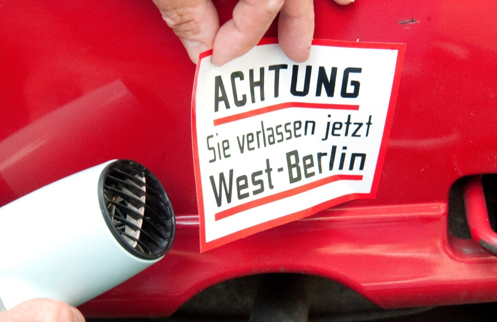 Wärme hilft: Sonneneinstrahlung oder Föhn erleichtern das Ablösen.