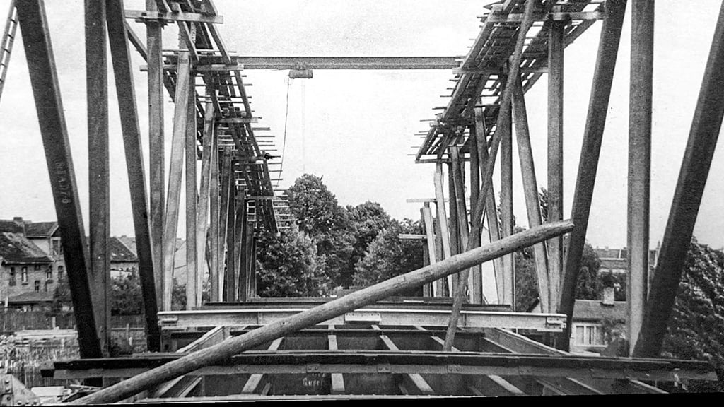 Kurz bevor die Amerikaner am 13. April 1945 Haldensleben erreichten, ist die Kanalbrücke an der Süplinger Straße gesprengt worden. Erst in den 1950-er Jahren wurde sie wieder aufgebaut.