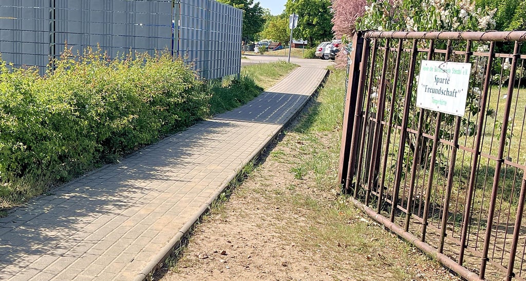 Der Fußweg zwischen Neudtädter Ring und Kleingartensparte „Freundschaft“: Zum Seitenbereich gibt es teils große Höhenunterschiede.