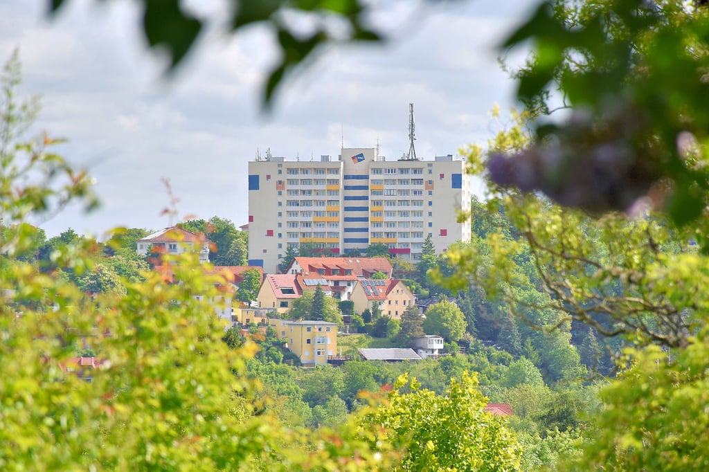 Aus der Ferne kann man die viele Technik auf dem Dach von Haus „Zeitzblick“ in der Käthe-Niederkirchner-Straße in Zeitz vermuten. Neben allerlei Antennen befindet sich bedeckt auch eine Sternwarte.