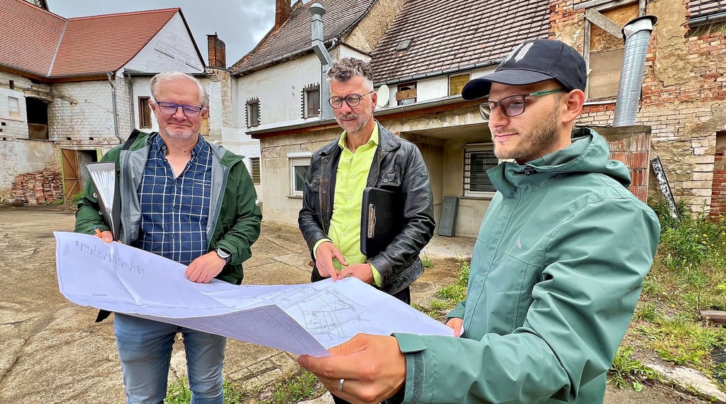 Matthias Kunhart (von links), Fachplaner für Heizung und Sanitär, und Architekt Dieter Kienast erörtern mit Immobilienverwalter Christian Bilek auf dem Hof des Einzeldenkmals an der Ecke Käthe-Kollwitz-Straße/Schloßstraße die Restaurierungspläne.