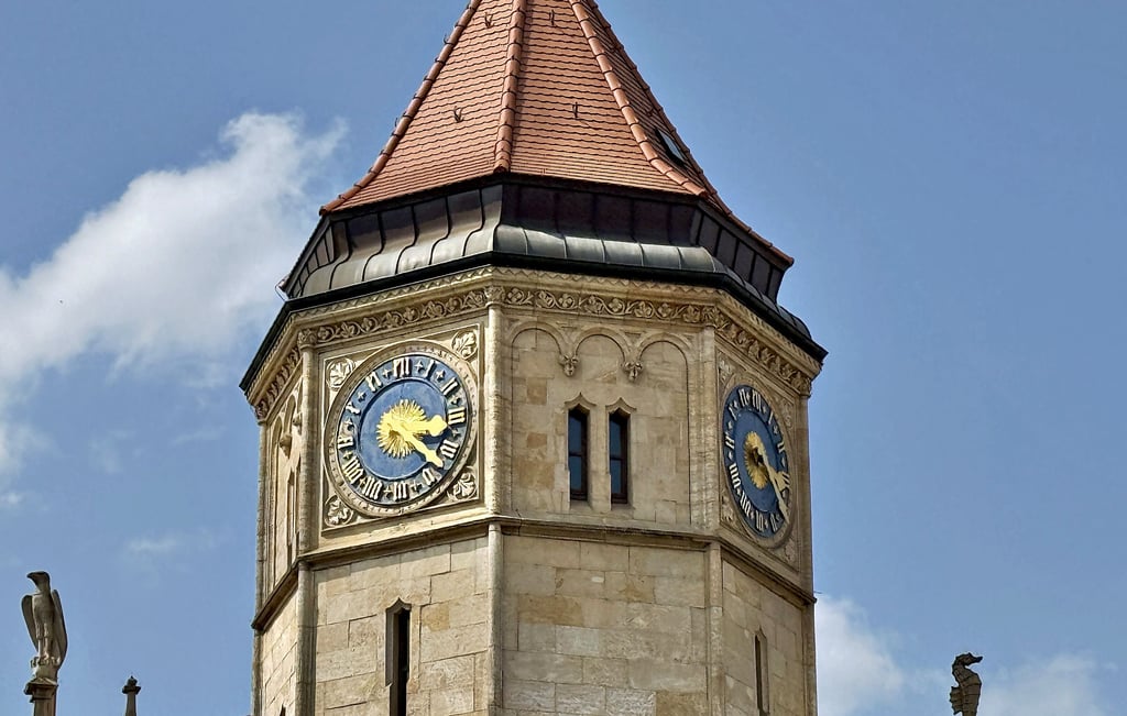 Die Uhr an der Hauptpost geht wieder.