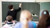 Von den gut 14.000 Lehrern in Sachsen-Anhalt sind etwa die Hälfte verbeamtet. Bei den Jüngeren ist der Beamtenanteil aber recht groß, da das Land mit dem Beamtenstatus Nachwuchs locken will. Es winken höhere Nettogehälter und höhere Pensionen.