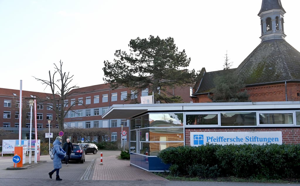 Blick auf de Eingang zum Klinikum der Pfeifferschen Stiftungen in Magdeburg.