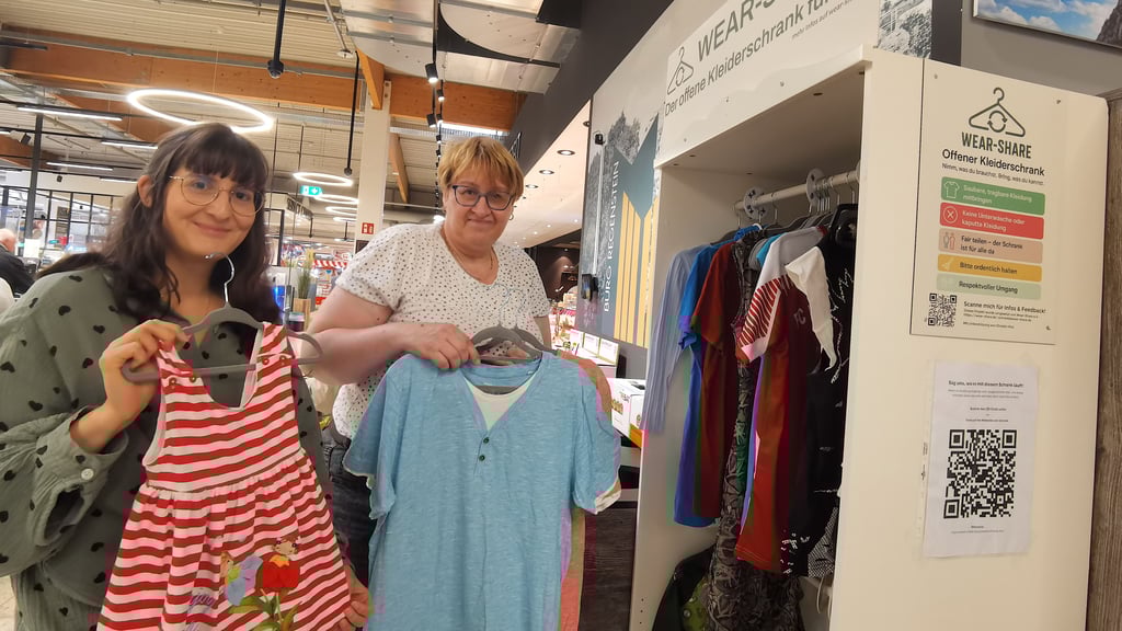 Christin Hinz (links) und Bianca Nehrkorn beim Aufstellen des ersten Wear-Share-Kleiderschranks zum Tauschen von gebrauchter Kleidung im Blankenburger Marktkauf.