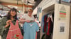 Christin Hinz (links) und Bianca Nehrkorn beim Aufstellen des ersten Wear-Share-Kleiderschranks zum Tauschen von gebrauchter Kleidung im Blankenburger Marktkauf.