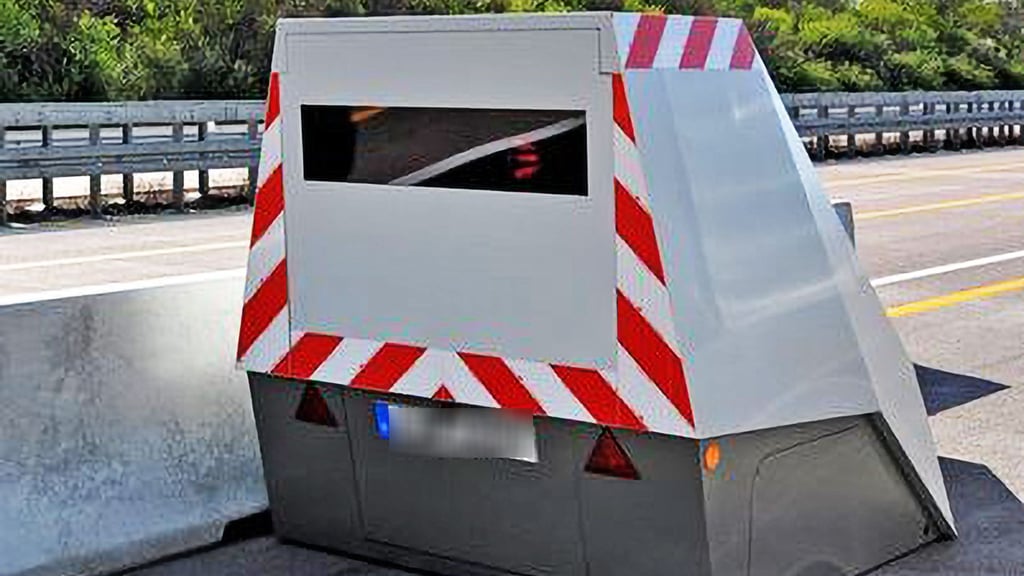 So ein Enforcement Trailer, der so genannte Superblitzer der Polizei, ist zurzeit auf der A38 im Einsatz.