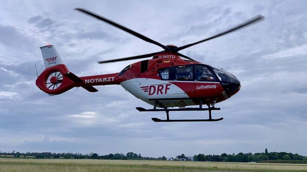Ein Rettungshubschrauber brachte die Seniorin in eine Klinik.