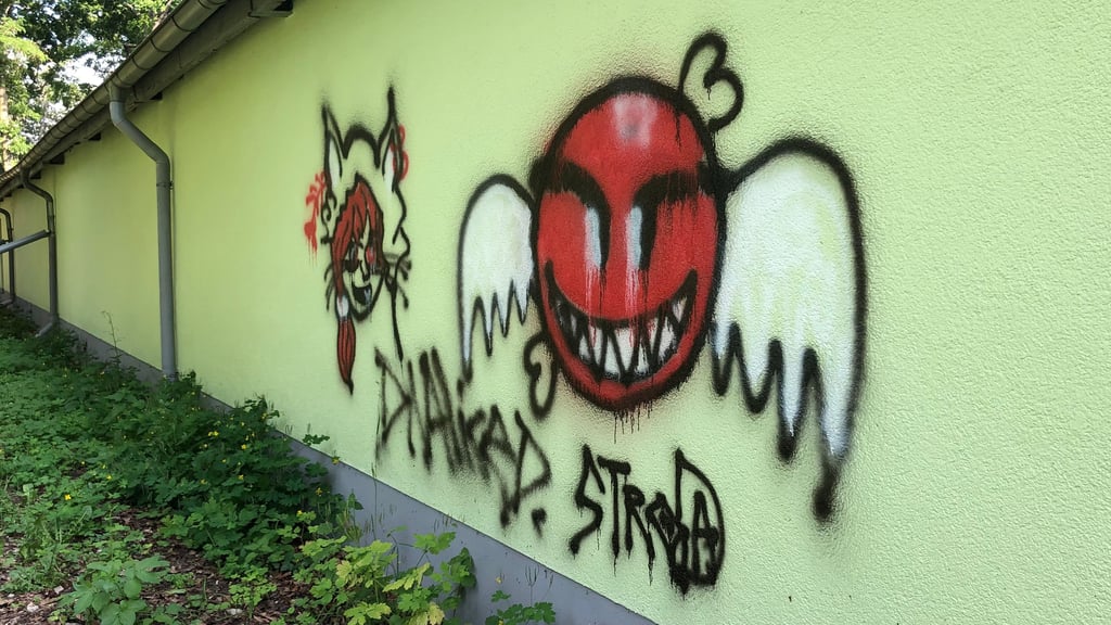 Bislang Unbekannte haben die neugestaltete Fassade der Kegelbahn im Johannishain in Quedlinburg beschmiert.