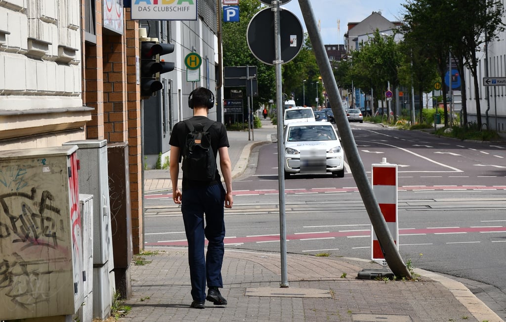 Nach einem Unfall steht ein Lichtmast in Magdeburg schon seit Wochen schief.