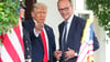 Trump gab sich bei der Begegnung betont freundlich, machte Merz Komplimente für sein gutes Englisch und klammerte mögliche strittige Themen weitgehend aus.