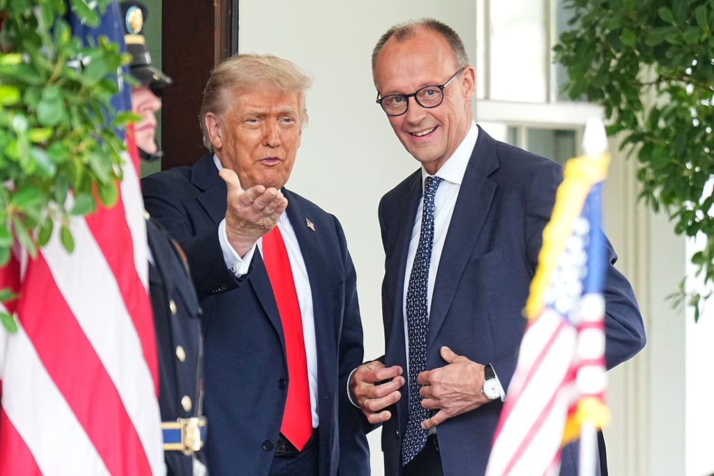 Trump gab sich bei der Begegnung betont freundlich, machte Merz Komplimente für sein gutes Englisch und klammerte mögliche strittige Themen weitgehend aus.