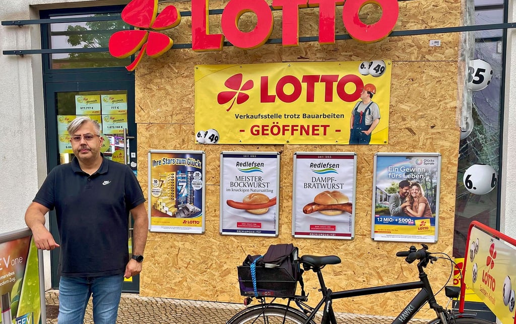 „Geöffnet“: Seit Donnerstag steht Torsten Pillat wieder im Laden, manchmal mit einem mulmigen Gefühl, wenn er nach draußen geht.