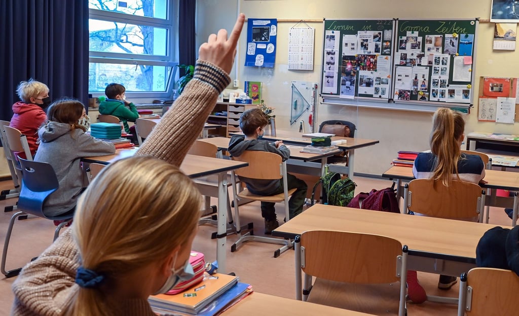 Die Zahl der Seiteneinsteiger unter den Lehrerinnen und Lehrern ist in Brandenburg gestiegen. (Archivbild)