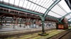 Die Schäden an den Stahlträgern der Oldenburger Gleishalle sind größer als gedacht - deshalb wird die Sanierung laut der Bahn länger dauern. (Archivbild)