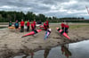 Wegen der Versandung der Elbe müssen Sportler in Magdeburg ihre Boote über Sandbänke tragen. Das kostet Zeit und Nerven.