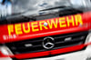 Eine Feuerwehr eilt zum Einsatzort.