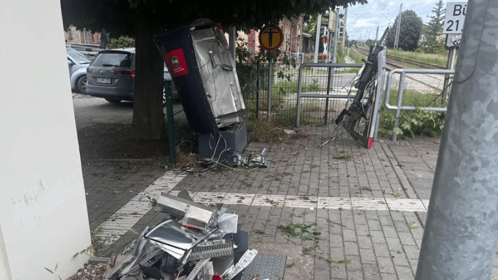 Starke Detonation: Am Bahnhof von Wansleben am See wurde ein Fahrkartenautomat gesprengt.