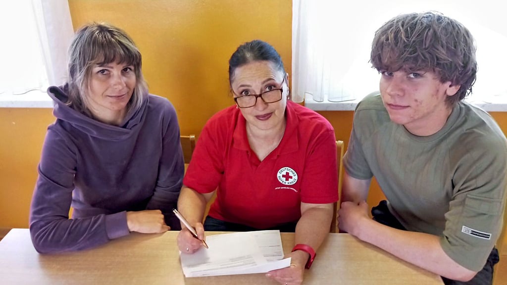 Tatjana Istomina (von links), Dolmetscherin Larissa Böhnke und Jaroslaw bei der Übersetzung eines Behördenbriefes im Sozialen Zentrum.